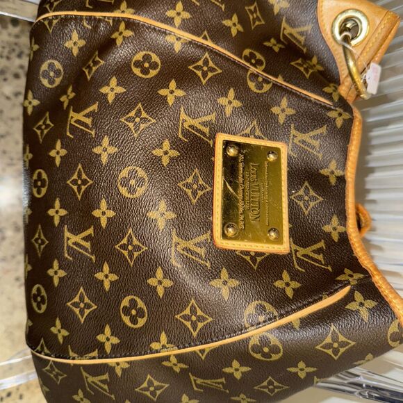 Louis Vuitton Galliera GM Monogram Shoulder Bag - Picture 2 of 11